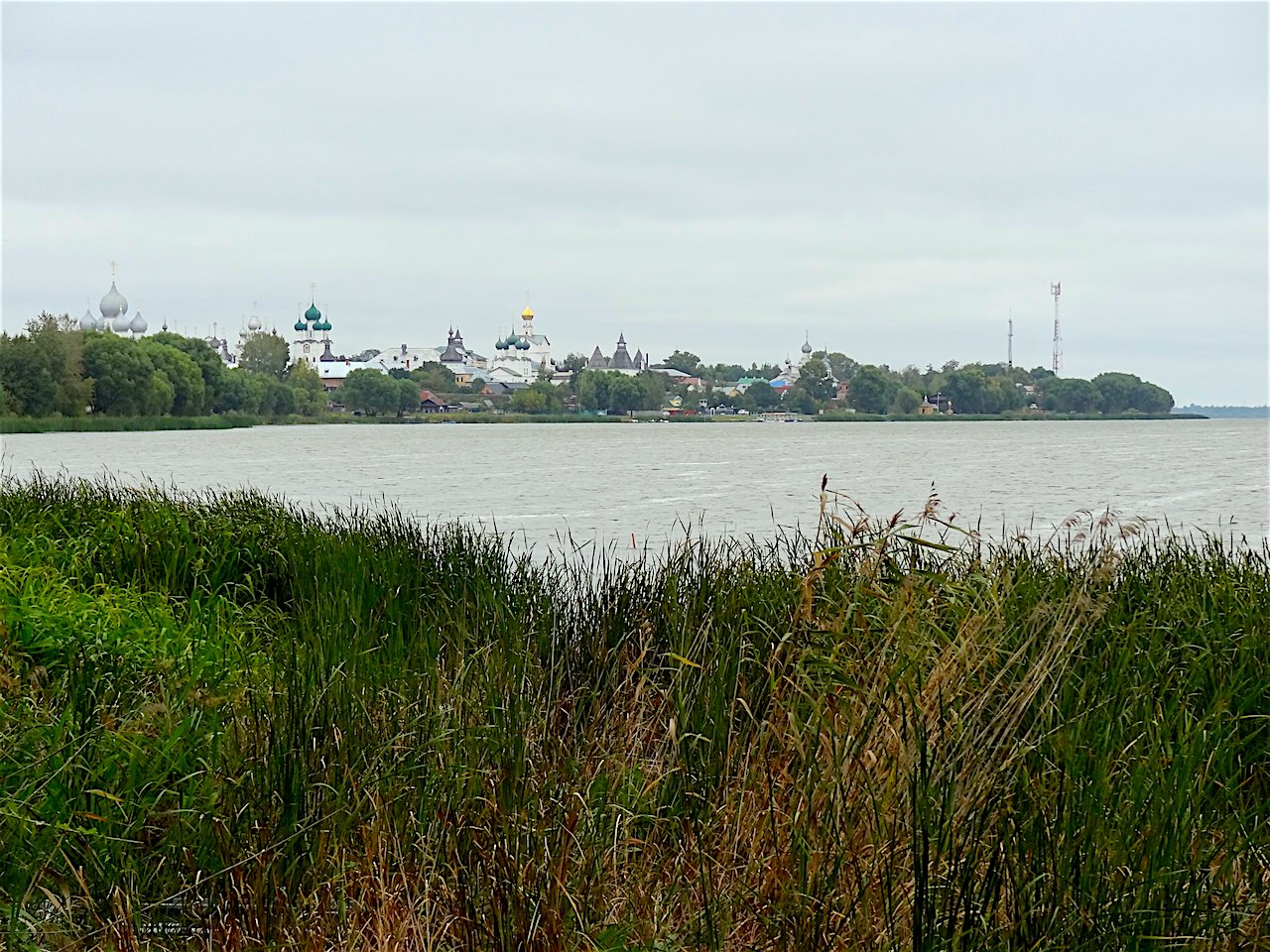 le kremlin de Rostov vu depuis le lac Nero