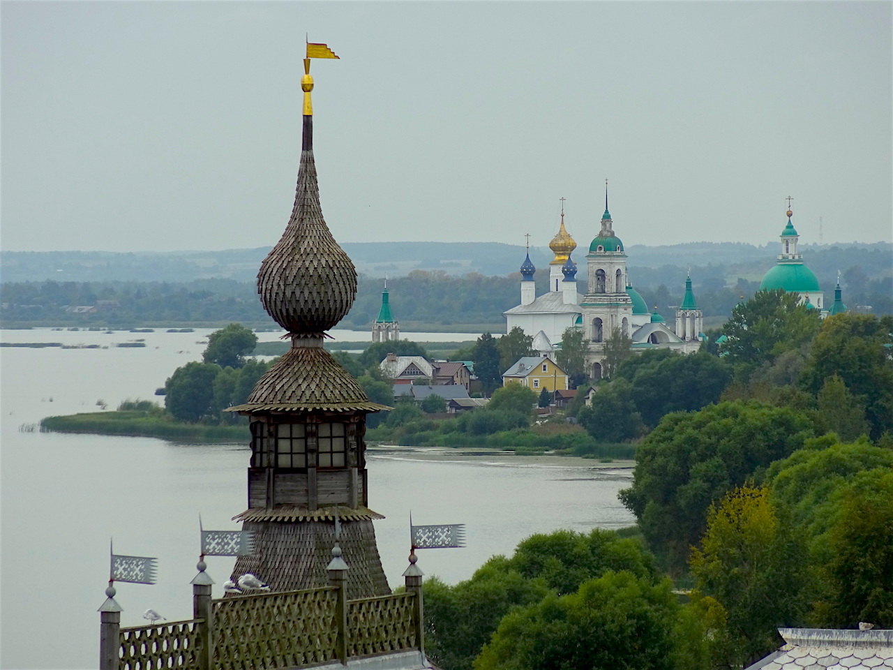 monastère saint-jacques vu depuis le Kremlin de Rostov