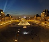 Musée du Louvre : la cour Napoléon vue du pavillon de l'horloge.