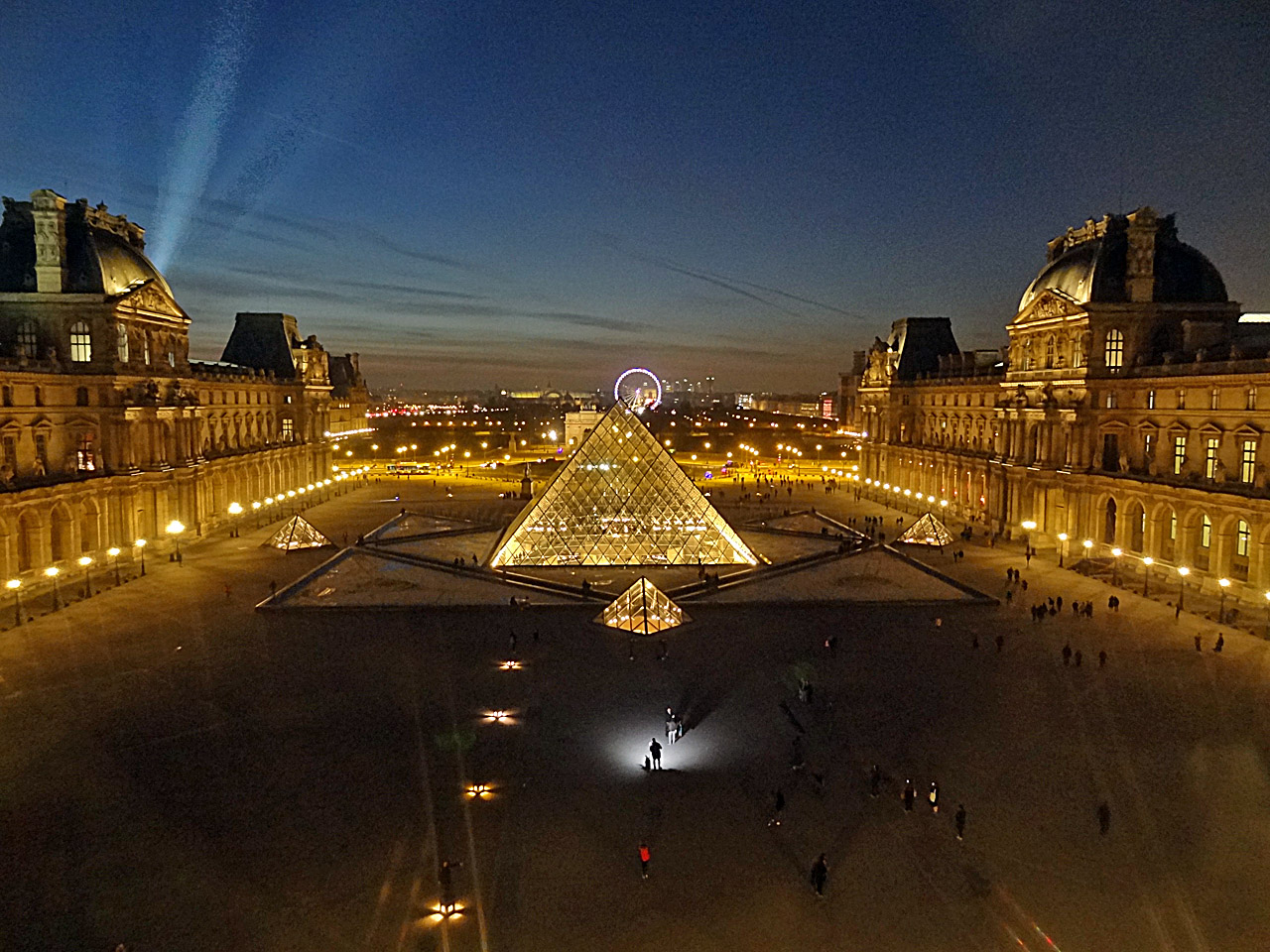 Musée du Louvre : la cour Napoléon vue du pavillon de l'horloge.