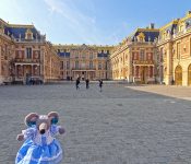 Miranda dans la cour royale du château de Versailles.