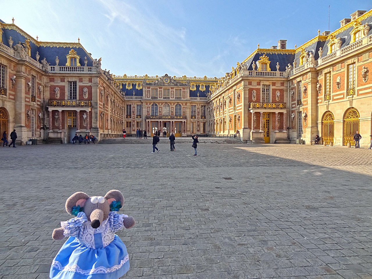 Miranda dans la cour royale du château de Versailles.