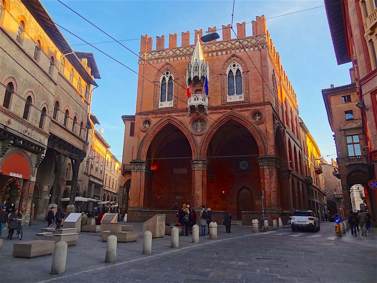 bologne piazza della mercanzia