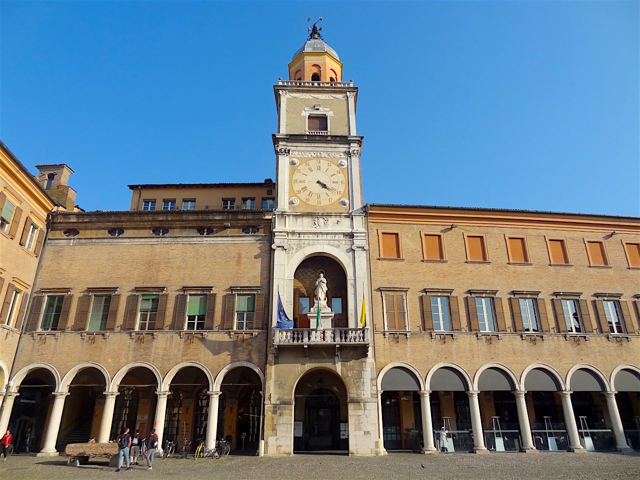 palazzo comunale de modène