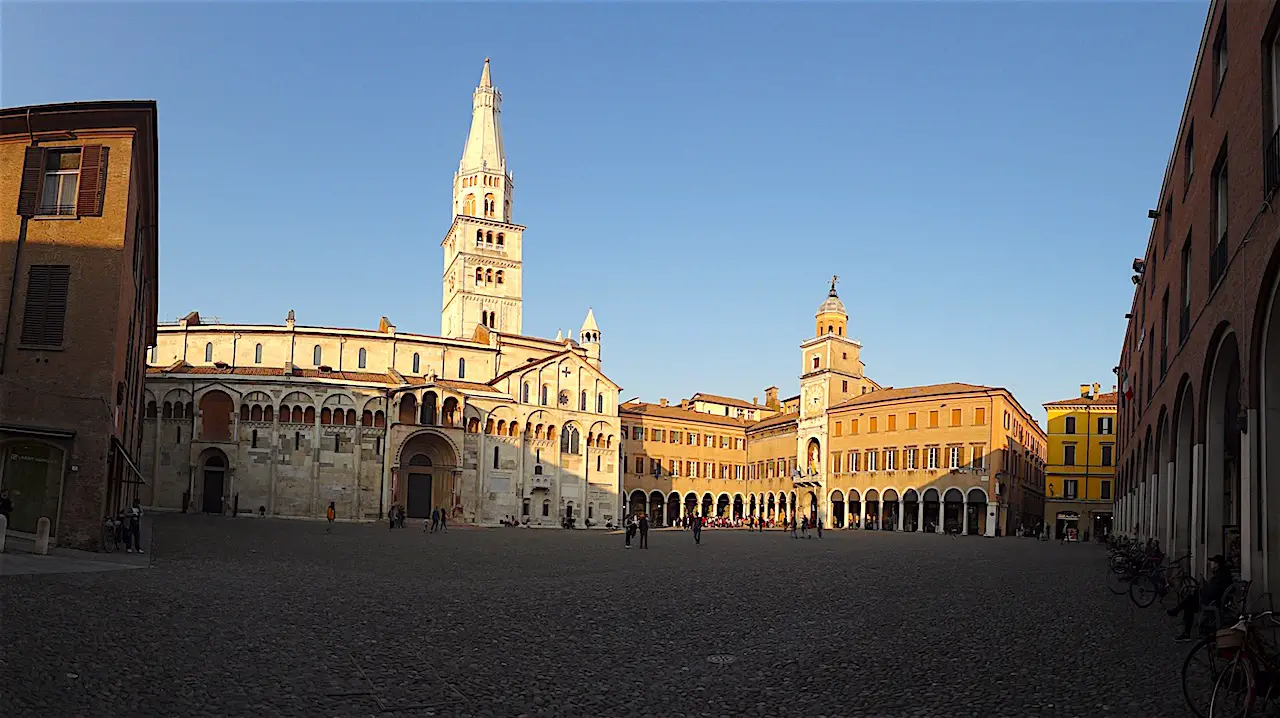 panoramique de la piazza Grande à Modène