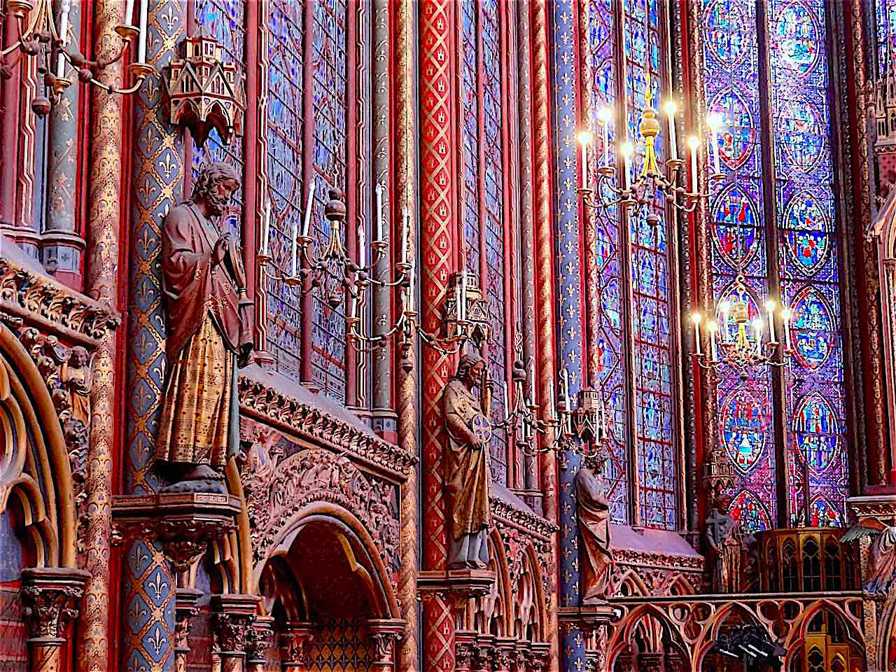 statues des apôtres dans la Sainte-Chapelle à Paris