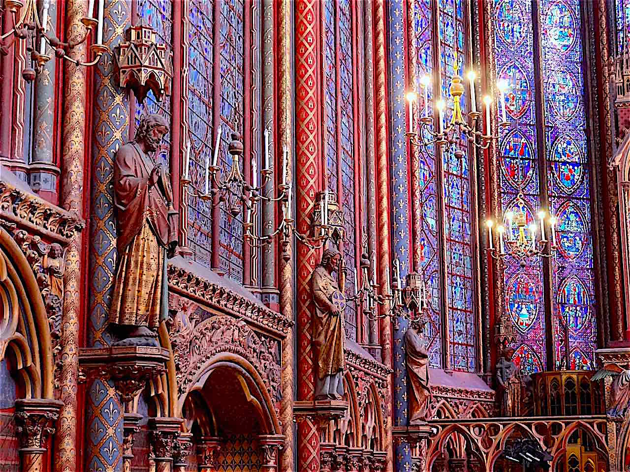 statues des apôtres dans la Sainte-Chapelle à Paris