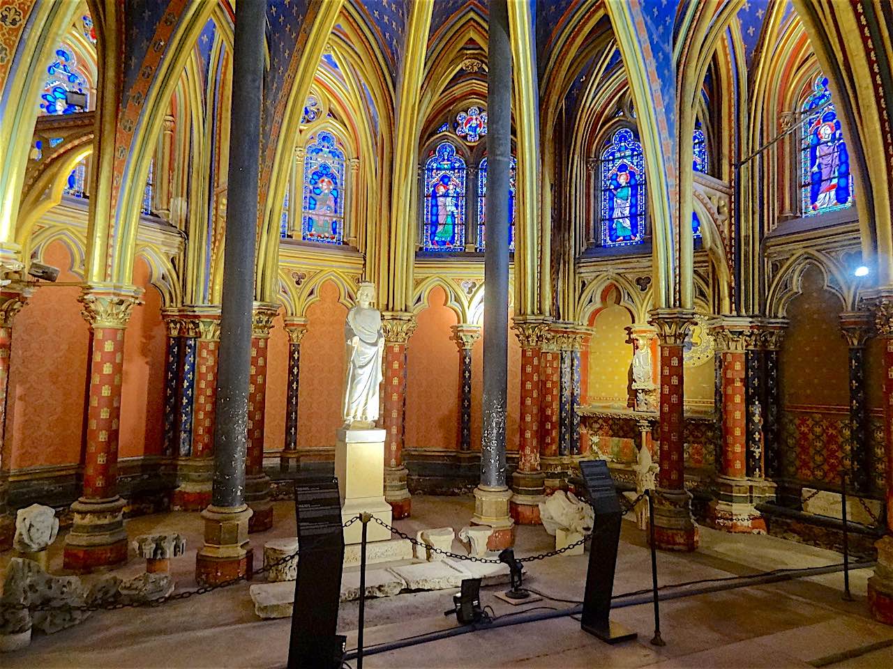 salle basse de la Sainte-Chapelle à Paris