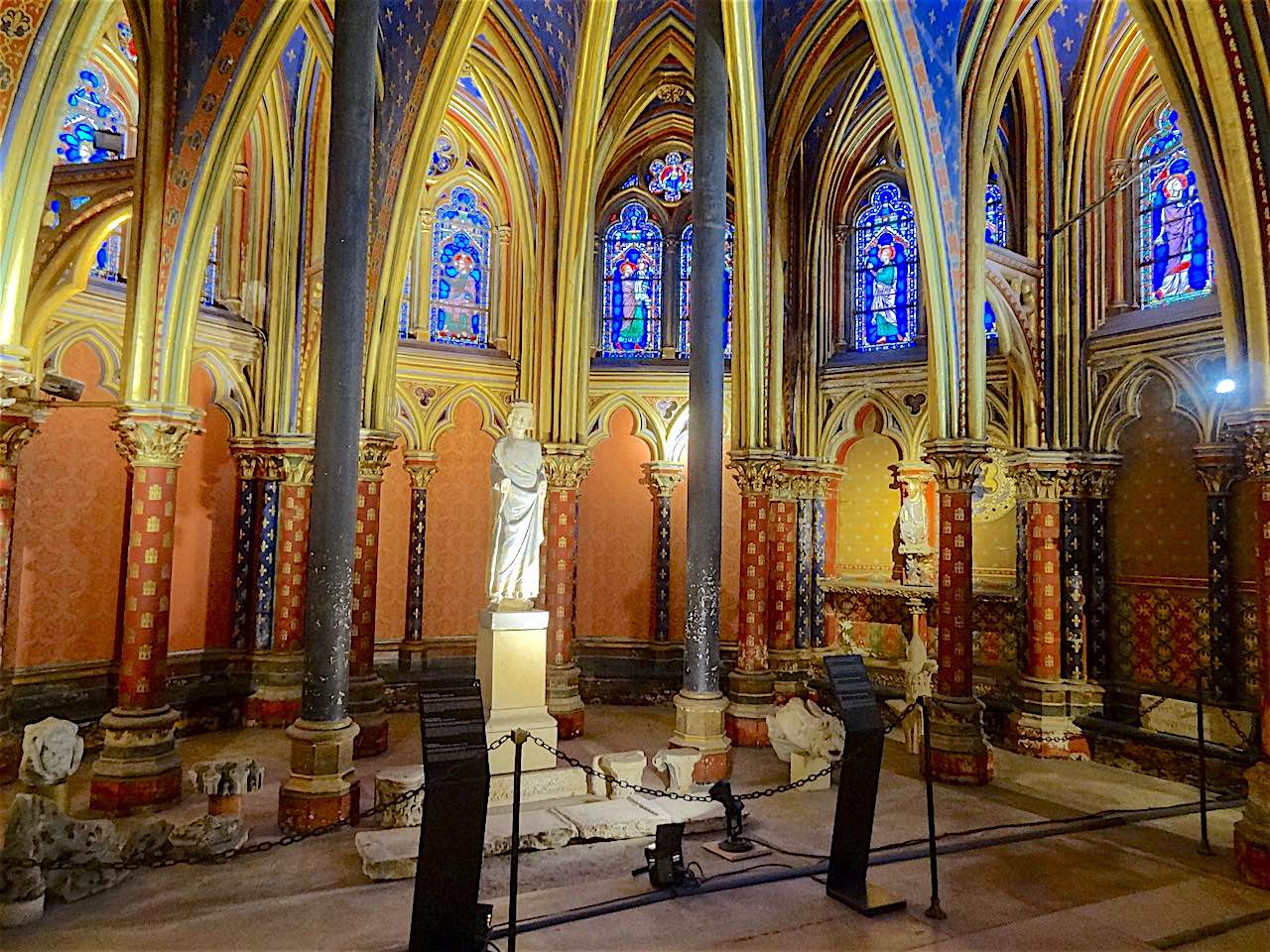 salle basse de la Sainte-Chapelle à Paris