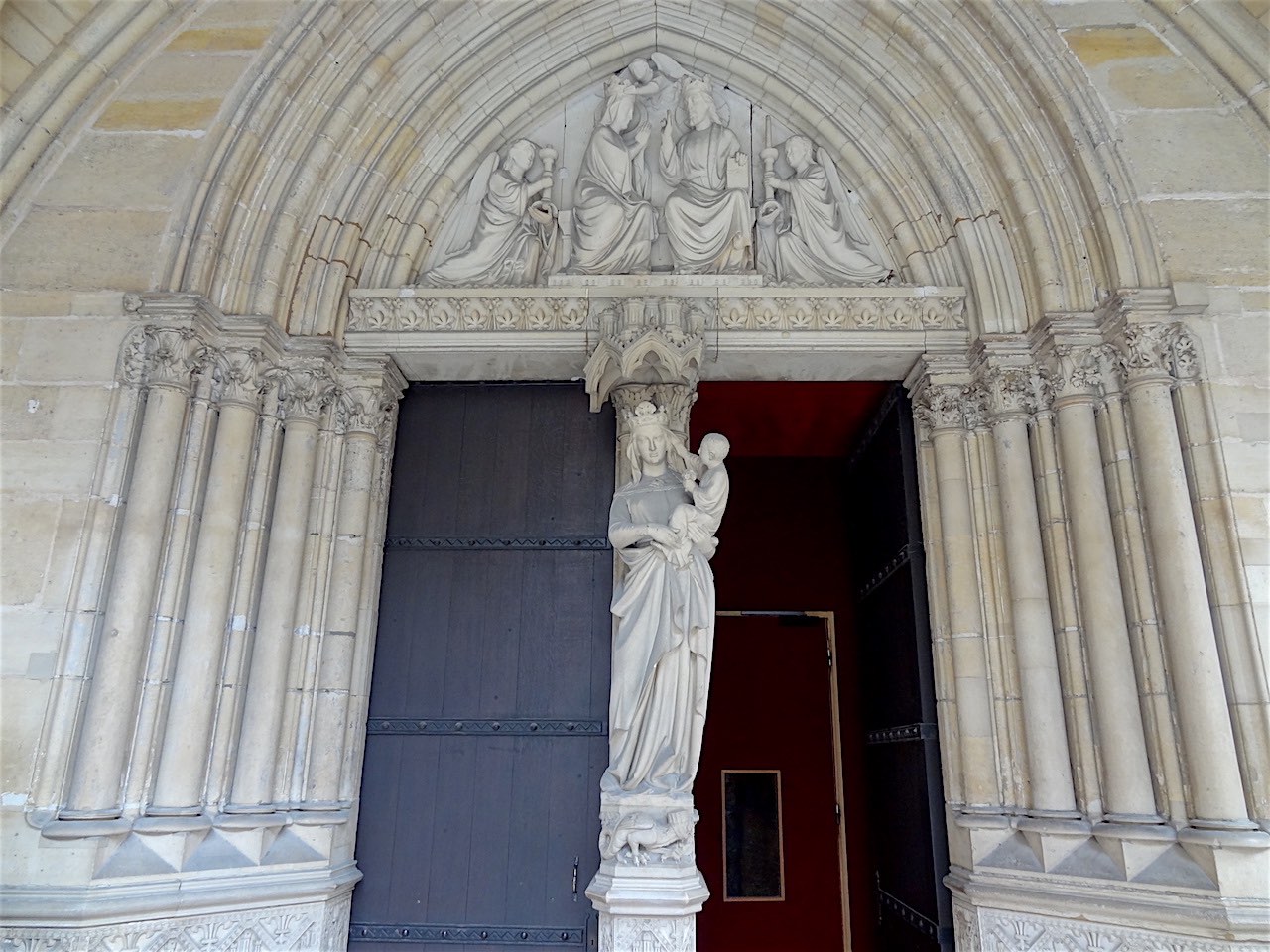 portail bas de la Sainte-Chapelle à Paris