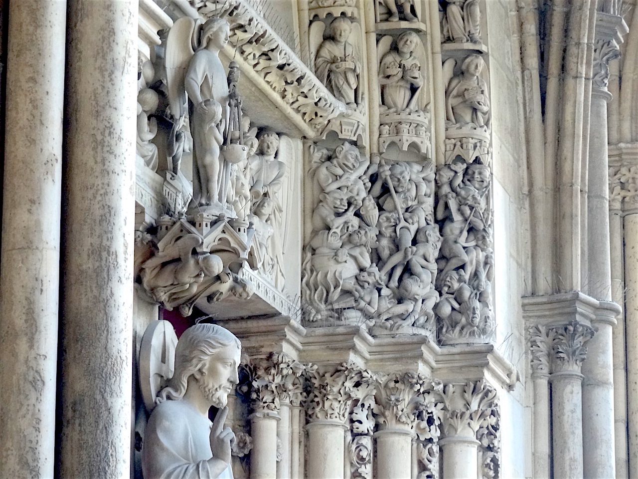 portail haut de la Sainte-Chapelle à Paris