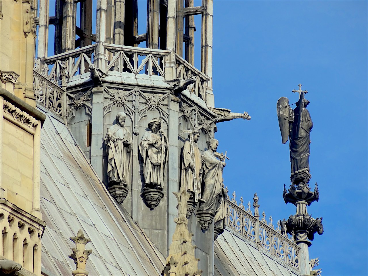 statues à la base de la flèche de la Sainte-Chapelle à Paris