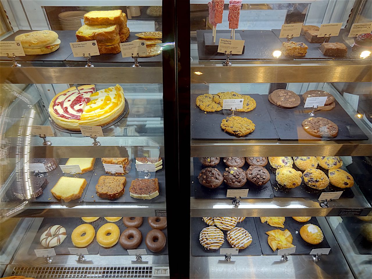 vitrine de gâteaux chez Starbucks