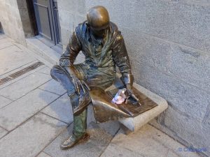 statue en bronze dans le quartier de la Latina à Madrid