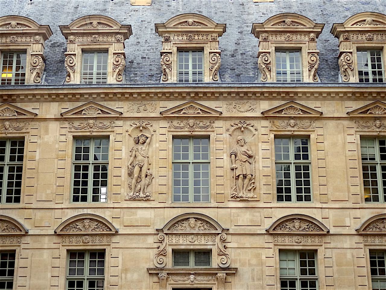 sculptures de la cour de l'hôtel de Sully