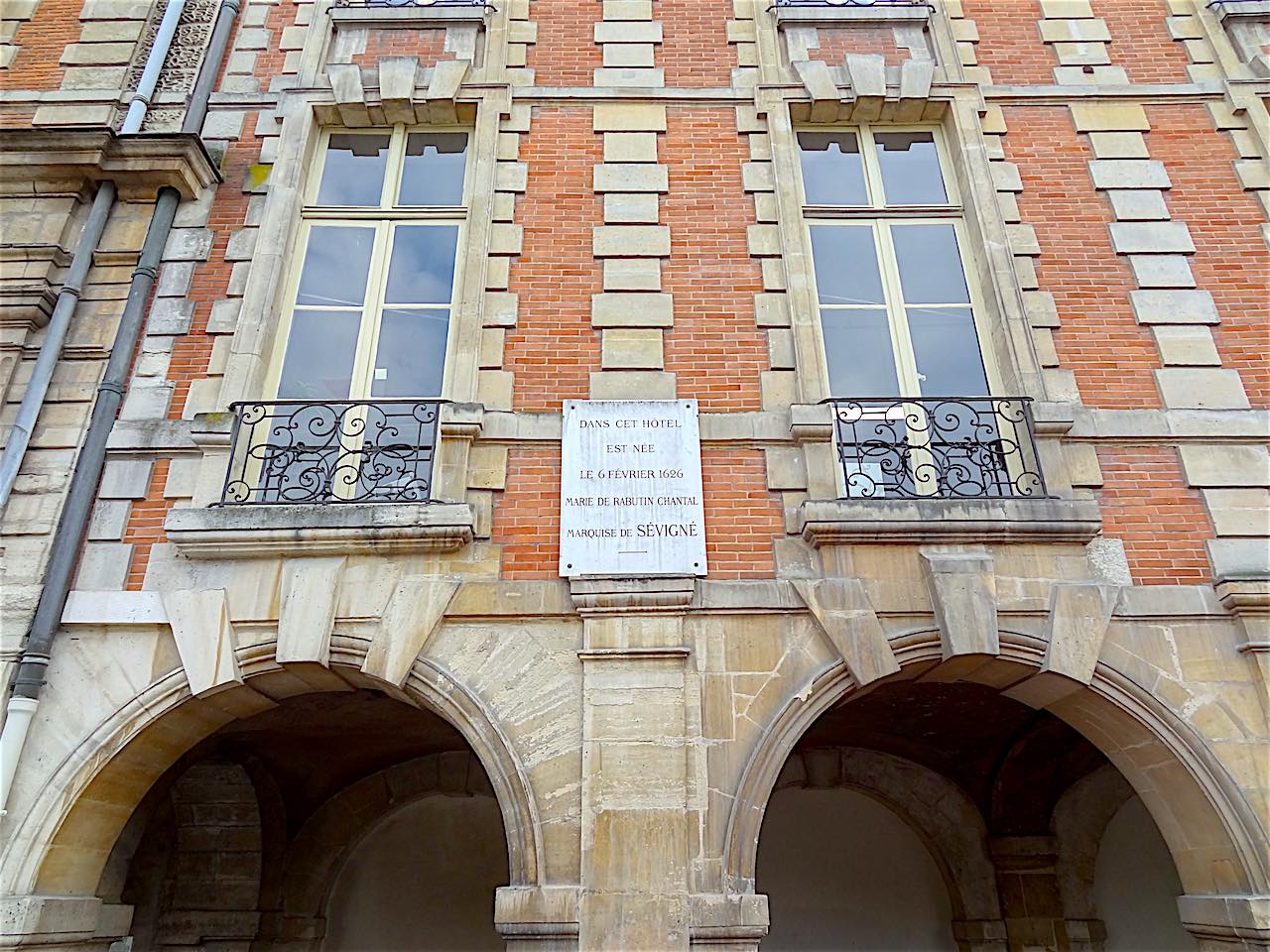 ancien hôtel de Mme de Sévigné sur la place des Vosges
