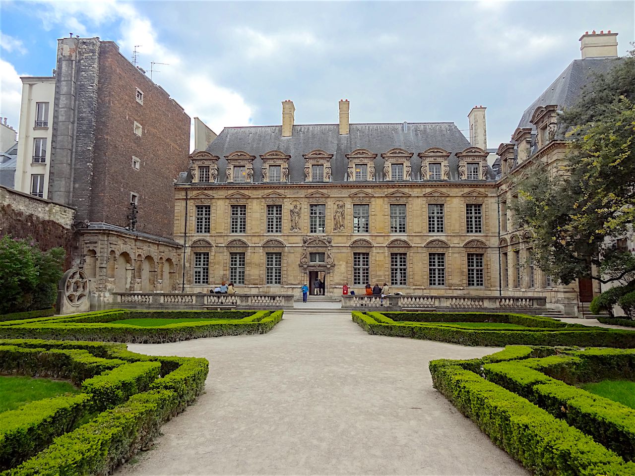 jardin de l'hôtel de Sully