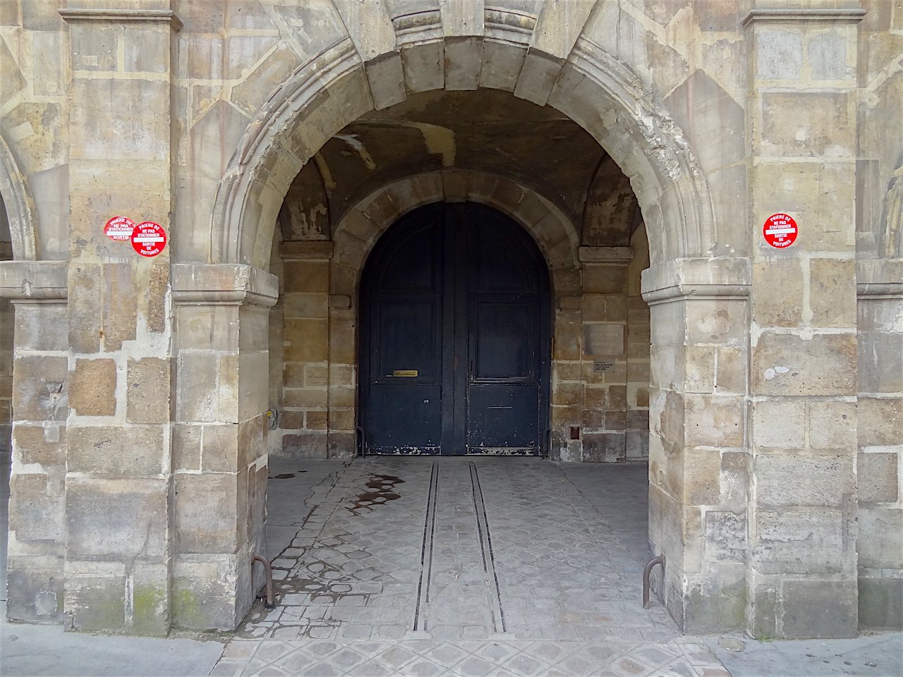 rails de la place des Vosges