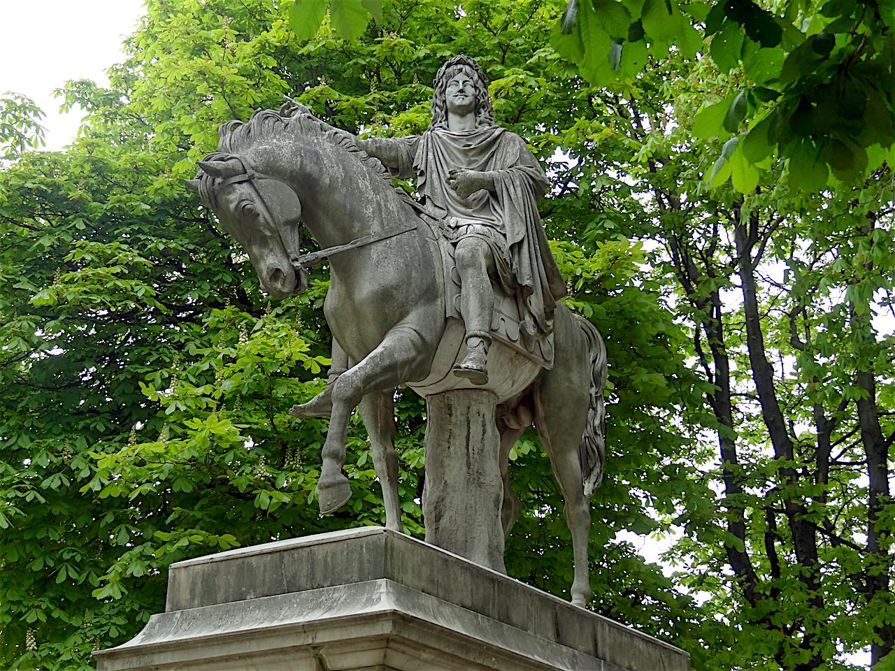 statue de Louis XIII place des Vosges