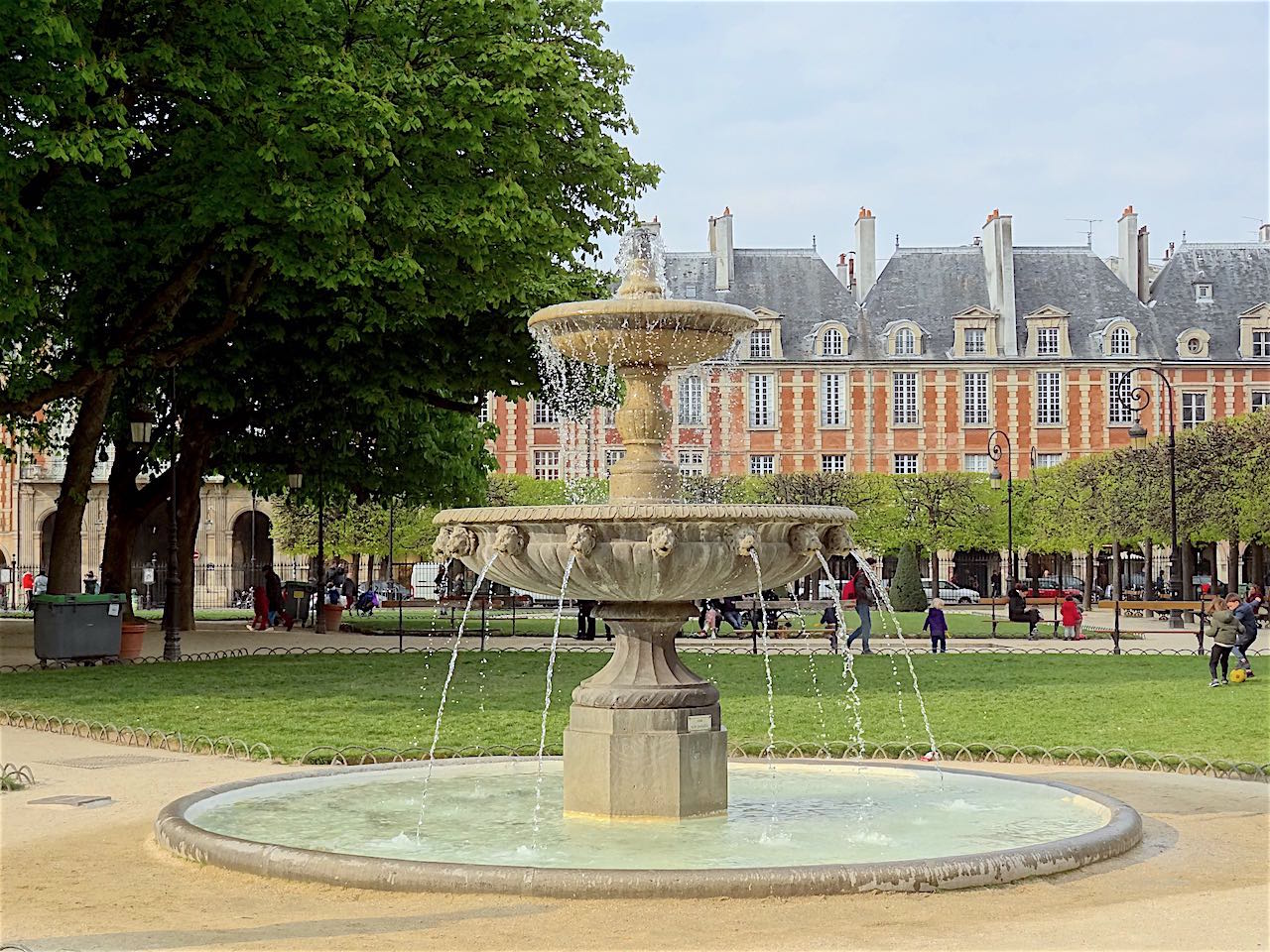 square et fontaine place des Vosges