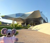 Devant le musée des Confluences à Lyon