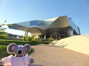 Devant le musée des Confluences à Lyon