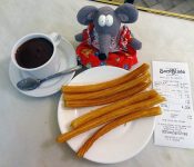 Churros con chocolate chez San Gines à Madrid