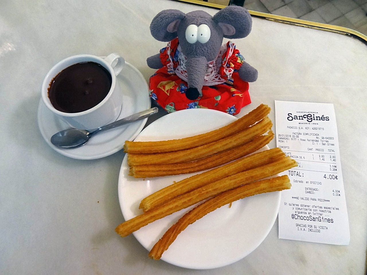 Churros con chocolate chez San Gines à Madrid