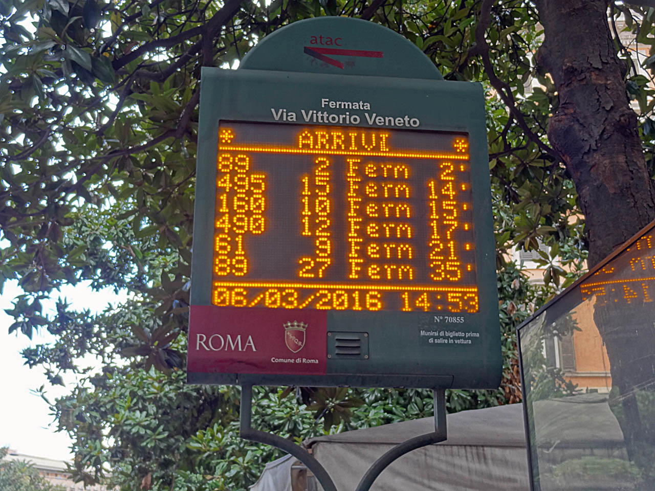 Affichage du temps d'attente à l'arrêt de bus de la Via Veneto à Rome