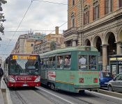 Le bus 105 croise le tram 14 sur la place Victor-Emmanuel II à Rome