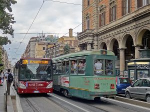 Le bus 105 croise le tram 14 sur la place Victor-Emmanuel II à Rome