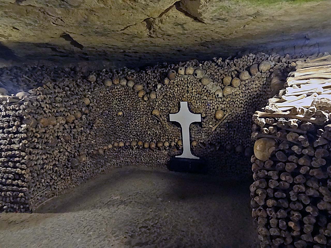 La croix de Bordeaux dans les catacombes de Paris
