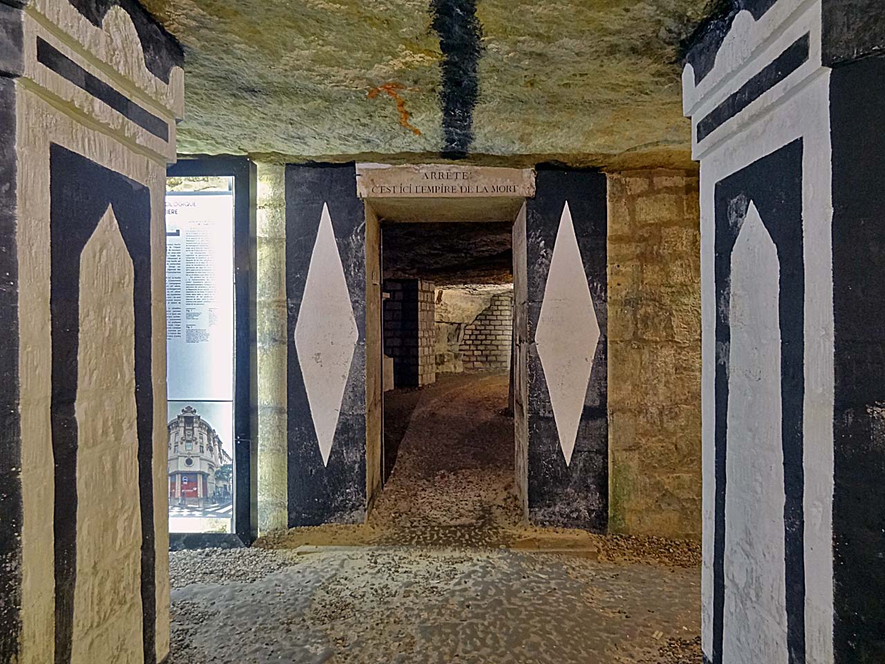 Entrée de l'ossuaire des catacombes de Paris