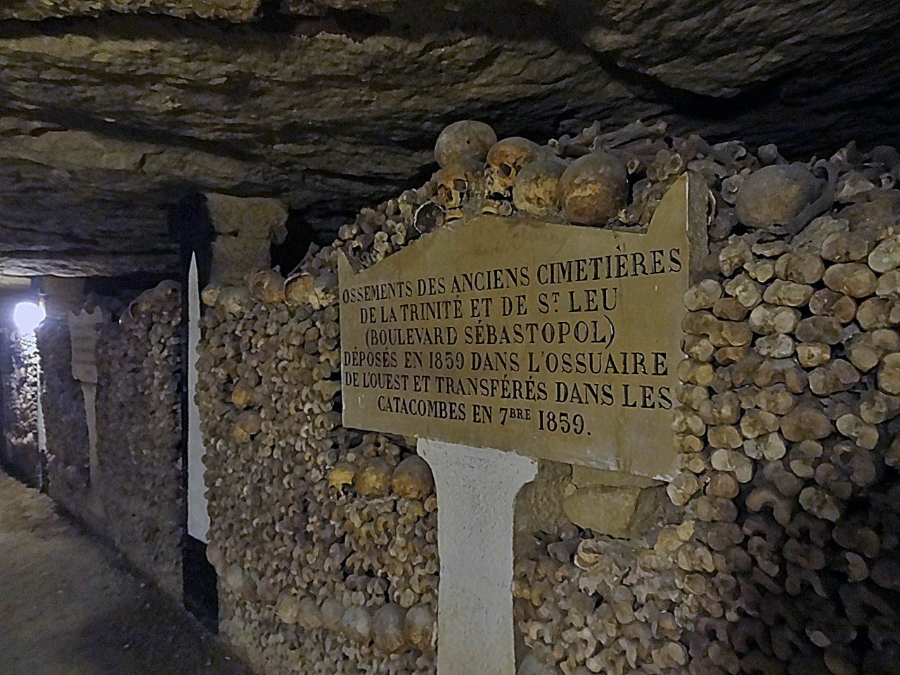 Ossements provenant de l'ossuaire de l'Ouest dans les catacombes de Paris