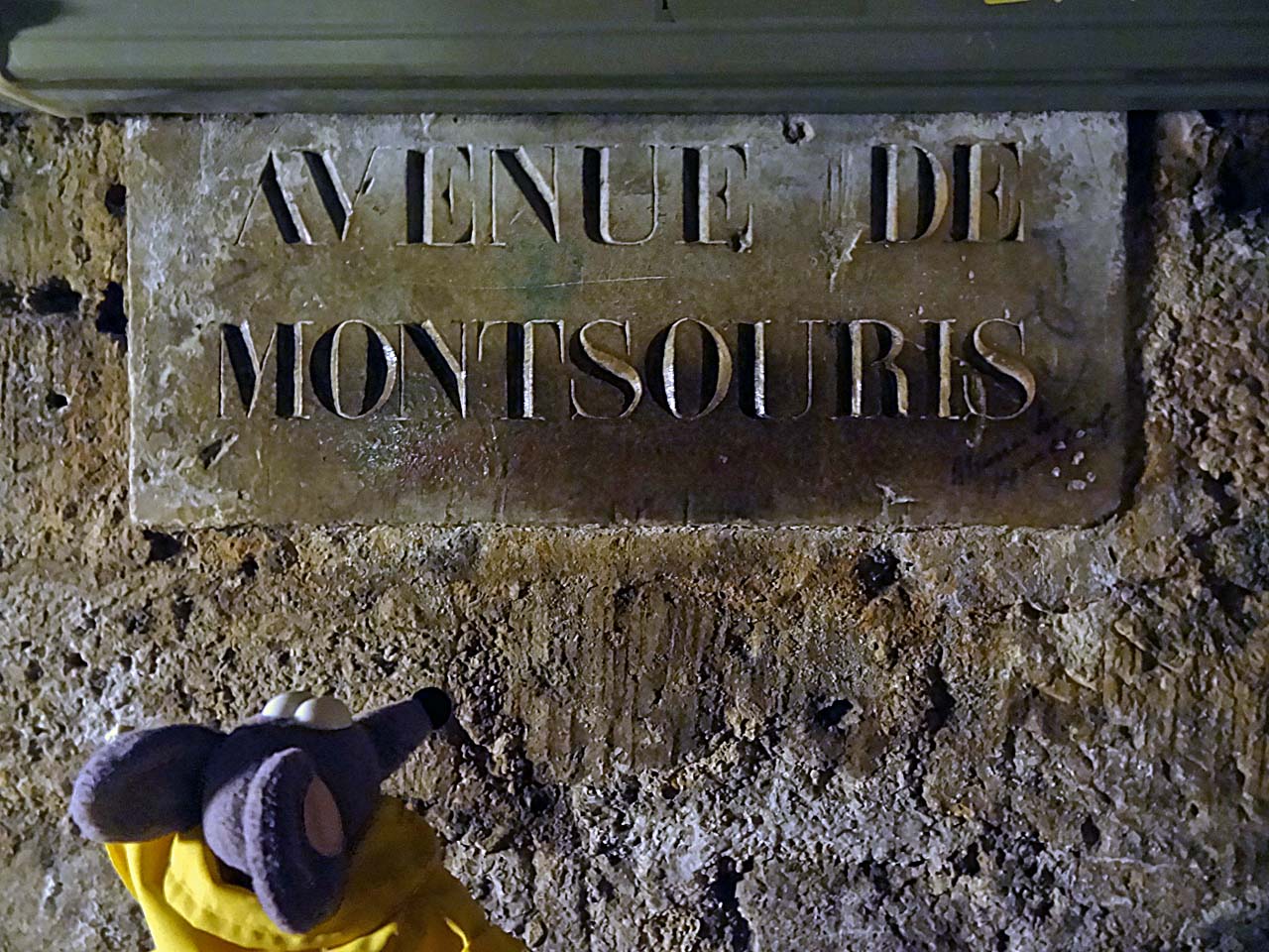 Plaque indiquant l'avenue de Montsouris dans les catacombes de Paris