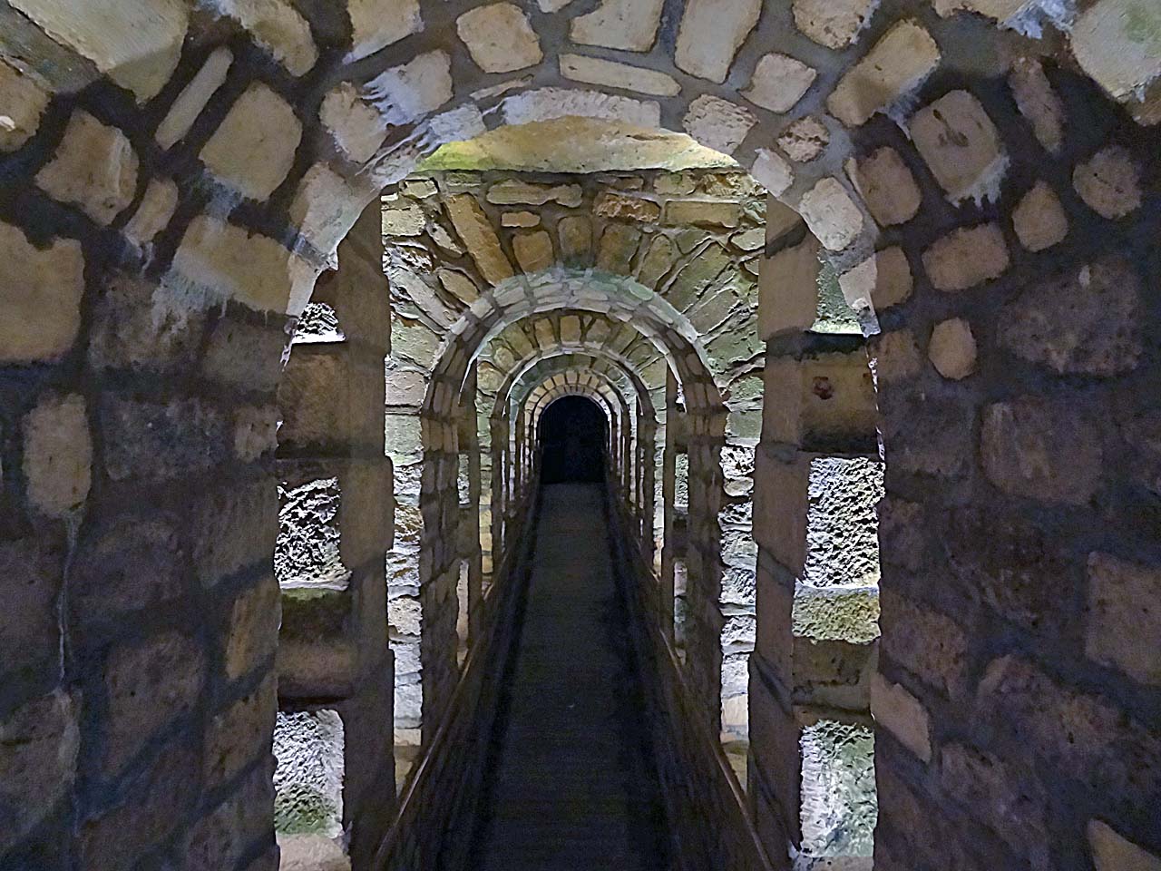 Rampe d'accès au second niveau souterrain de carrières dans les catacombes de Paris