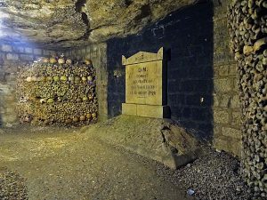 Stèle commémorative des massacres des Tuileries dans les catacombes de Paris