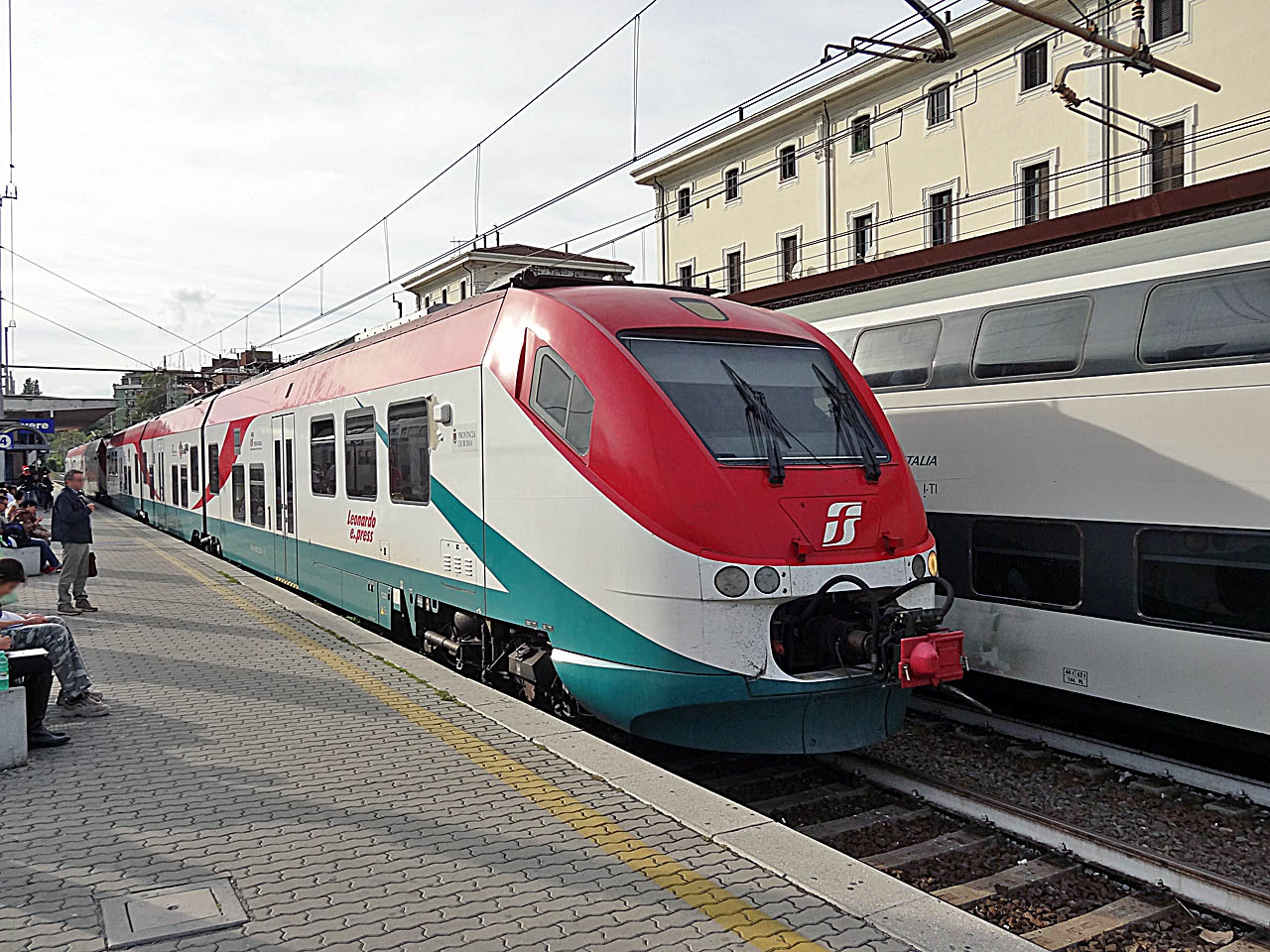 Le train Leonardo express provient de l'aéroport de Fiumicino et se dirige vers Termini. Ici sans arrêt à Roma-Trastevere.