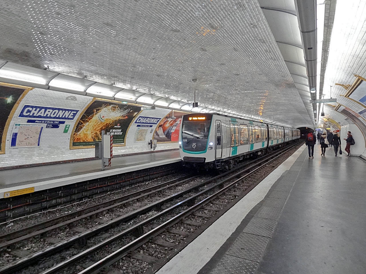 Une rame de la ligne 9 du métro de Paris à Charonne