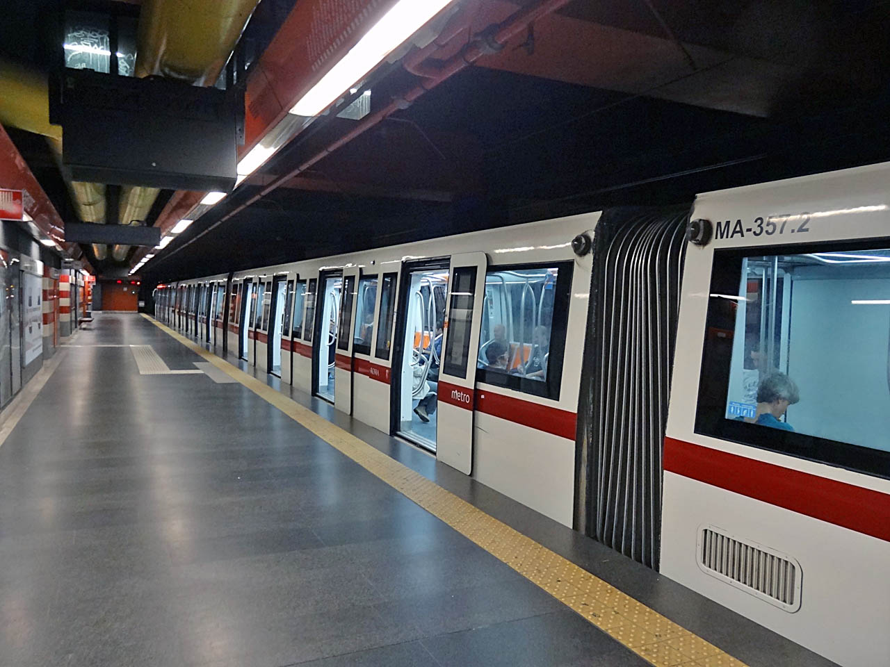Une rame de la ligne A du métro de Rome au terminus Battistini