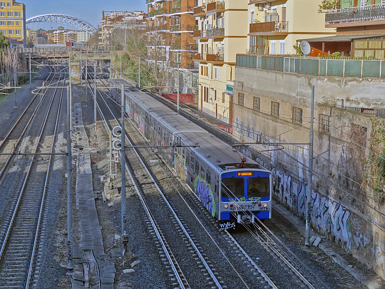 Une rame de la ligne B du métro de Rome passe à Garbatella