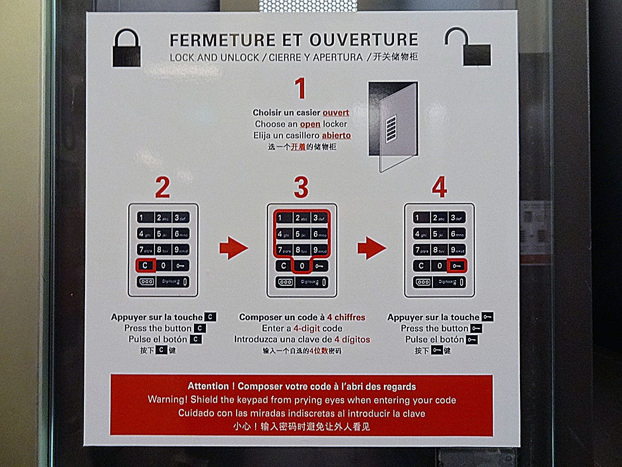 Le mode d'emploi des casiers dans les vestiaires du Louvre