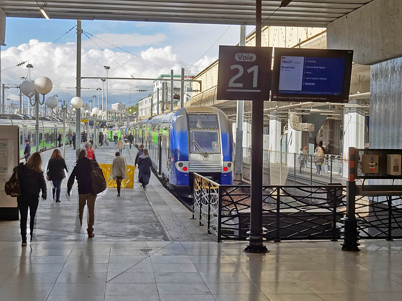 Le départ du train Paris - Beauvais à la gare du Nord