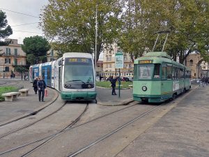 Tramways moderne et ancien à la porta Maggiore à Rome
