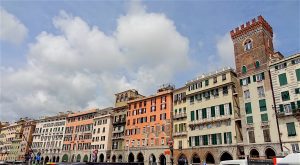 façades colorées sur le vieux port de Gênes