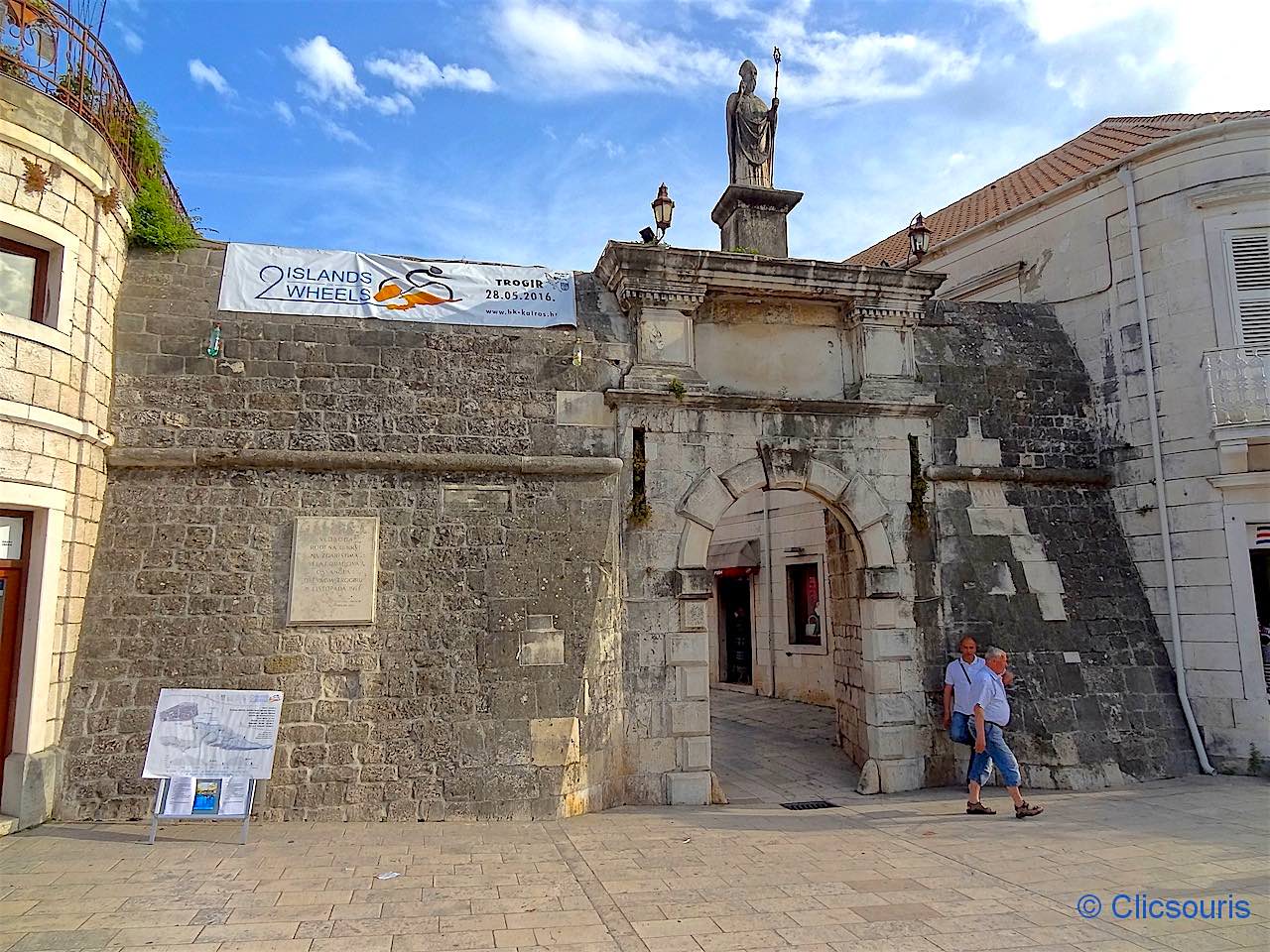 porte de la terre ferme à Trogir