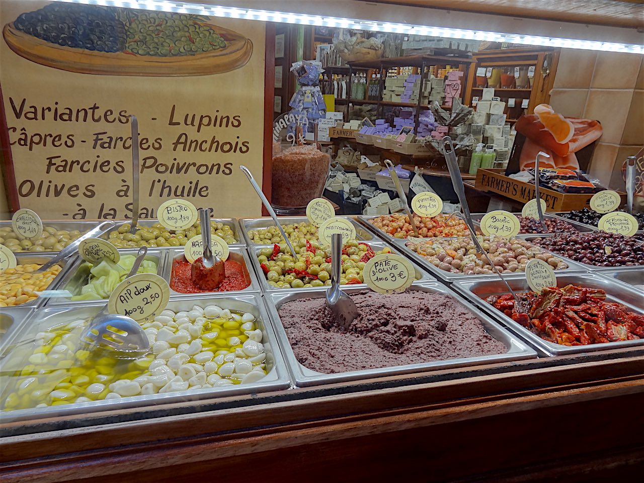 étal de nourriture dans le vieux Nice