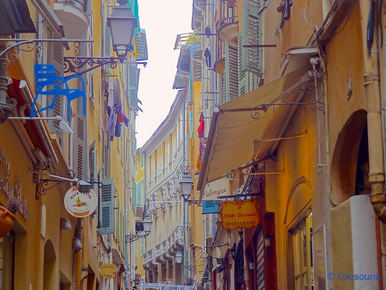 rue droite et palais Lascaris à Nice
