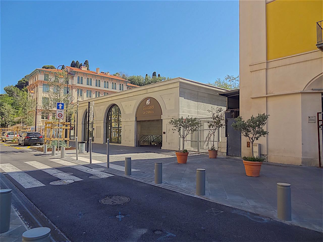 Accès au tramway souterrain, place Garibaldi à Nice