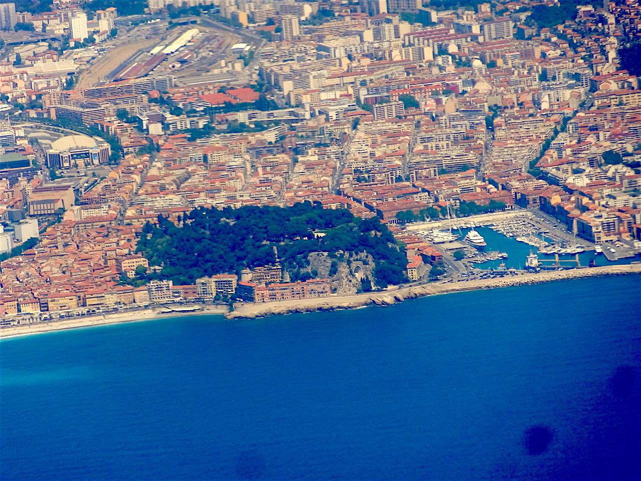 colline du château, port Lympia et Vieux Nice vus d'avion